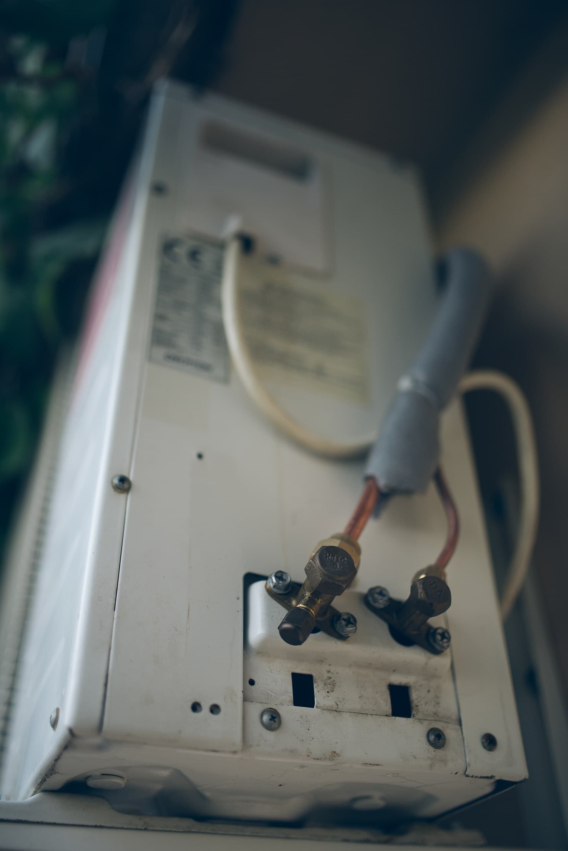 Wall-mounted unit with pipe run